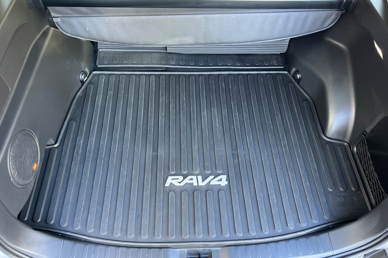 Toyota RAV4 Vehicle Full-screen Gallery Image 15