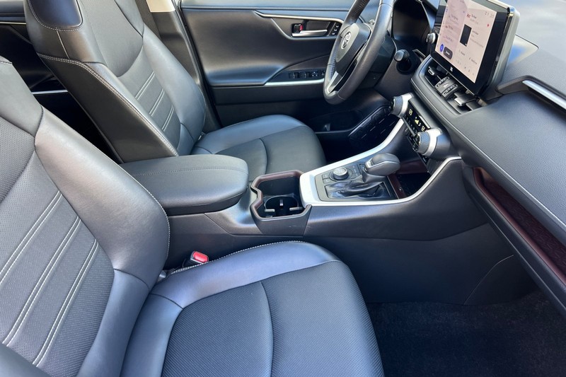 Toyota RAV4 Vehicle Full-screen Gallery Image 16