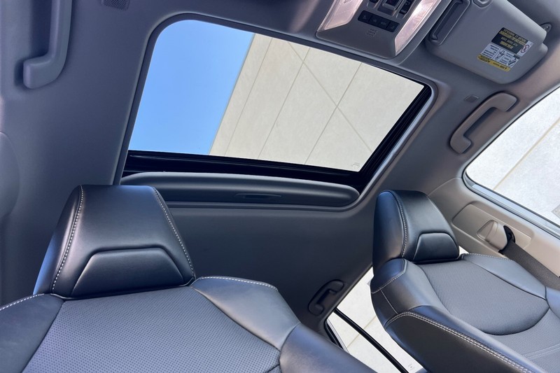 Toyota RAV4 Vehicle Full-screen Gallery Image 17