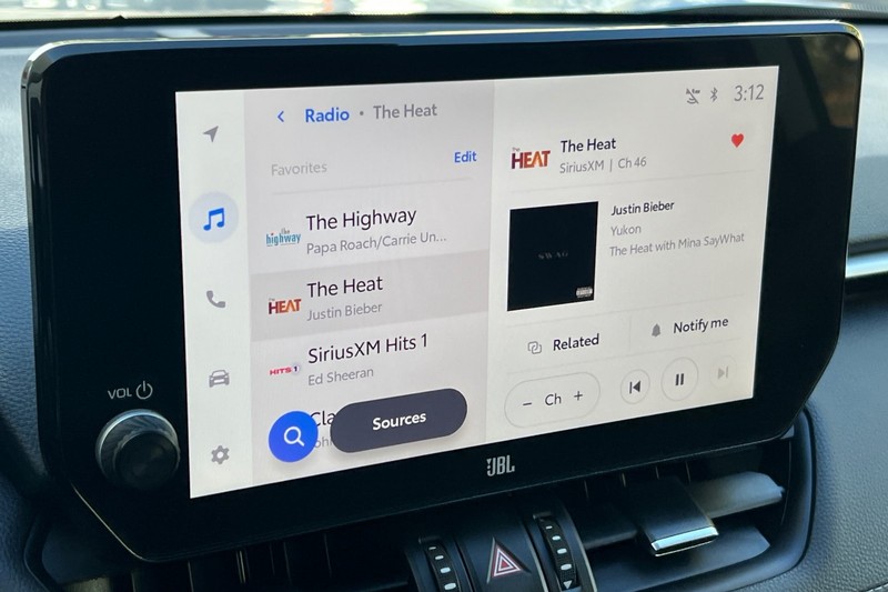 Toyota RAV4 Vehicle Full-screen Gallery Image 18