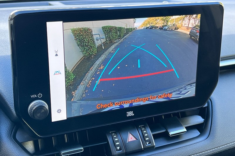 Toyota RAV4 Vehicle Full-screen Gallery Image 19