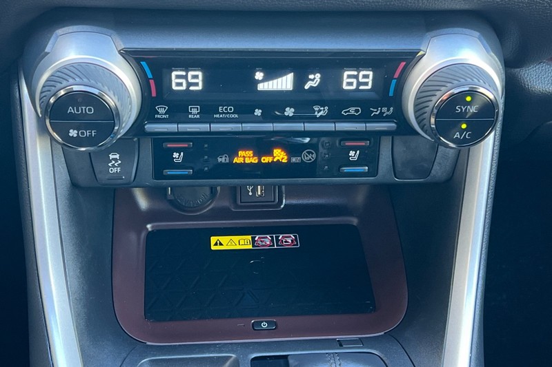 Toyota RAV4 Vehicle Full-screen Gallery Image 20