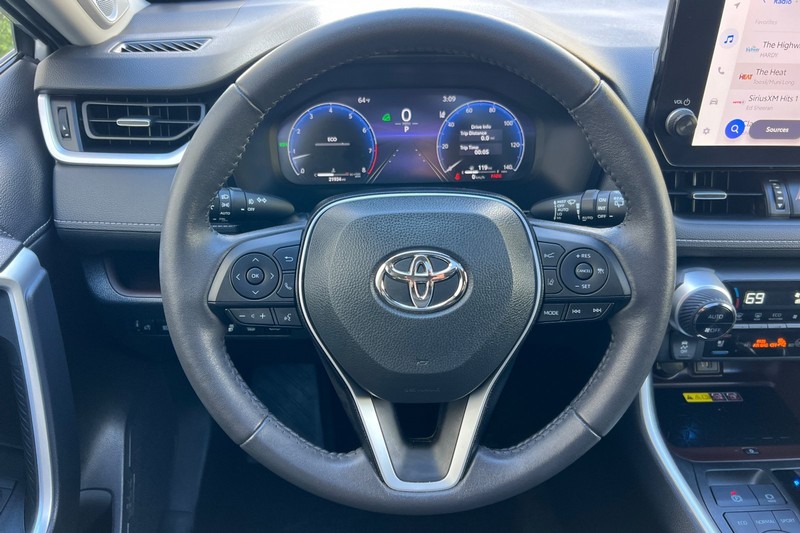 Toyota RAV4 Vehicle Full-screen Gallery Image 23