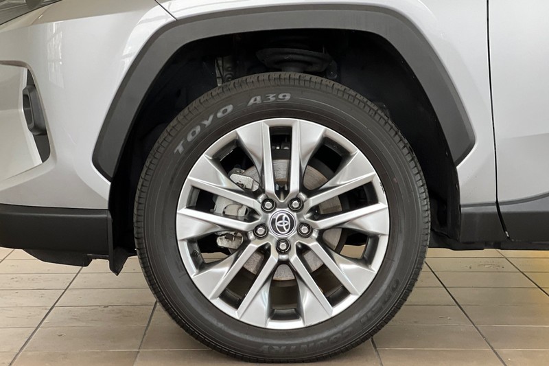 Toyota RAV4 Vehicle Full-screen Gallery Image 26