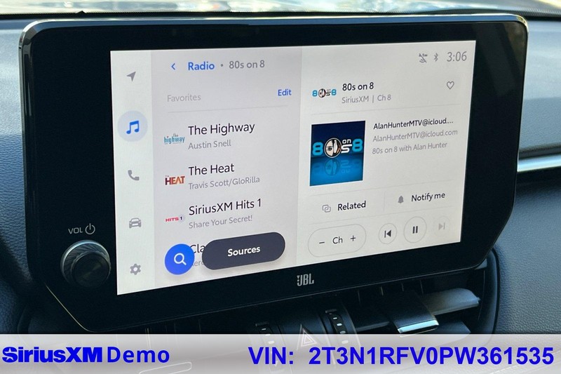 Toyota RAV4 Vehicle Full-screen Gallery Image 28