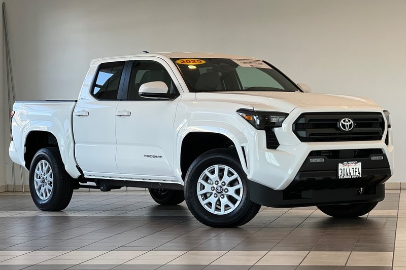 Toyota Tacoma 4WD Vehicle Full-screen Gallery Image 02