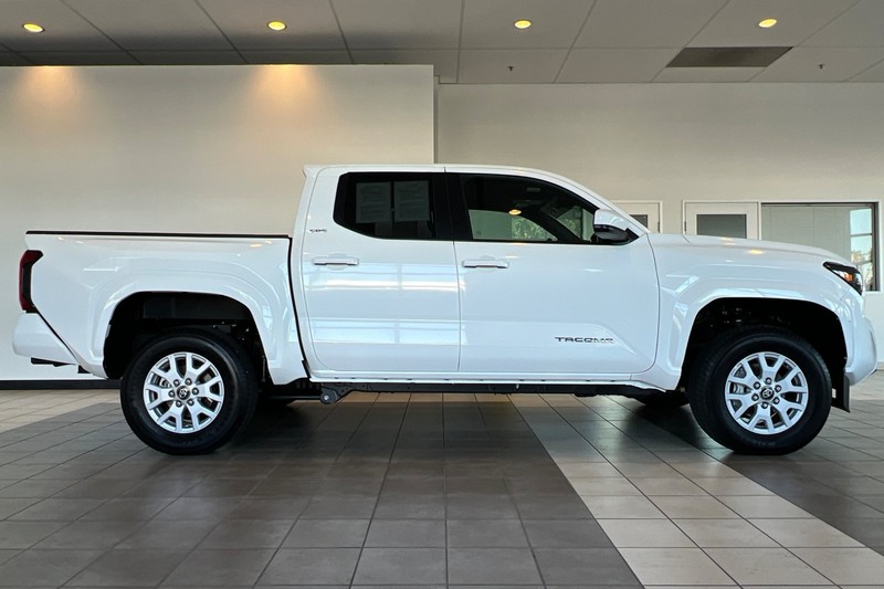 Toyota Tacoma 4WD Vehicle Full-screen Gallery Image 03