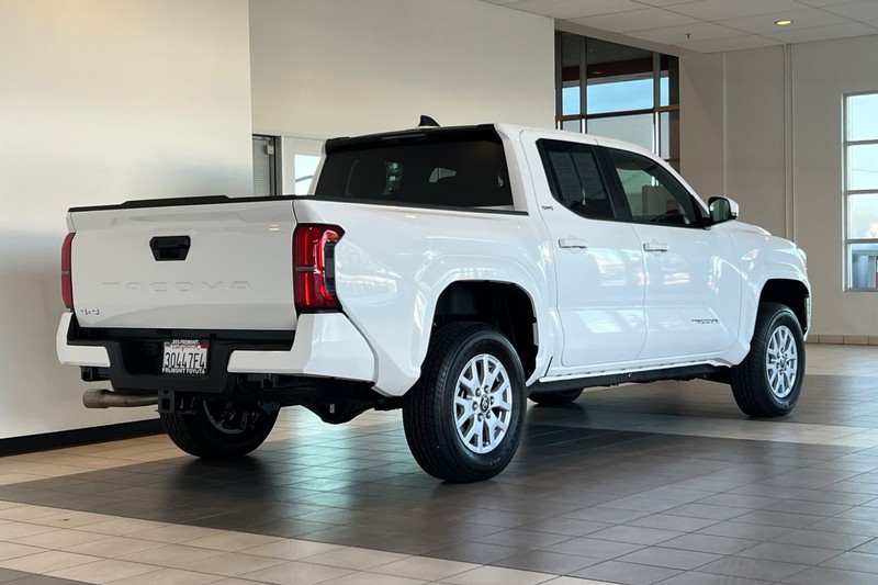 Toyota Tacoma 4WD Vehicle Full-screen Gallery Image 04