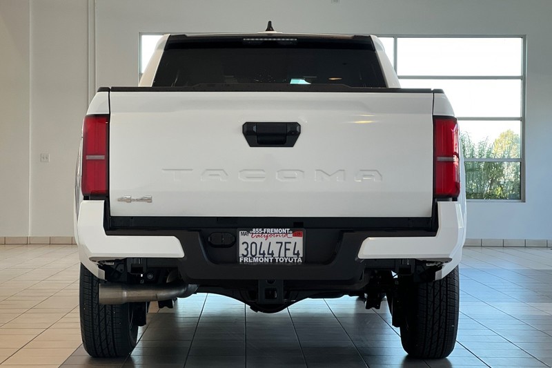 Toyota Tacoma 4WD Vehicle Full-screen Gallery Image 05