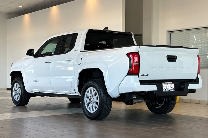 Toyota Tacoma 4WD Vehicle Full-screen Gallery Image 06