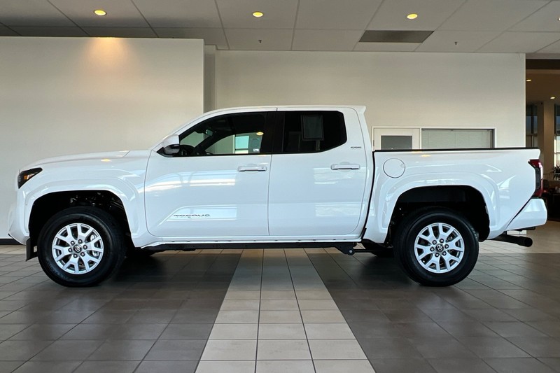 Toyota Tacoma 4WD Vehicle Full-screen Gallery Image 07