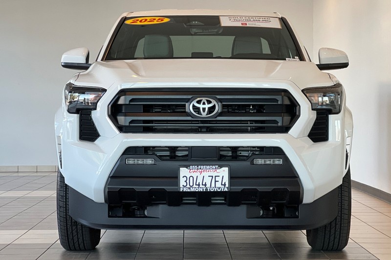 Toyota Tacoma 4WD Vehicle Full-screen Gallery Image 09