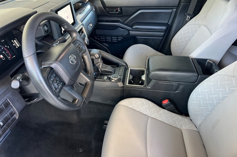 Toyota Tacoma 4WD Vehicle Full-screen Gallery Image 10