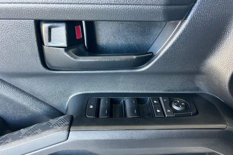 Toyota Tacoma 4WD Vehicle Full-screen Gallery Image 11