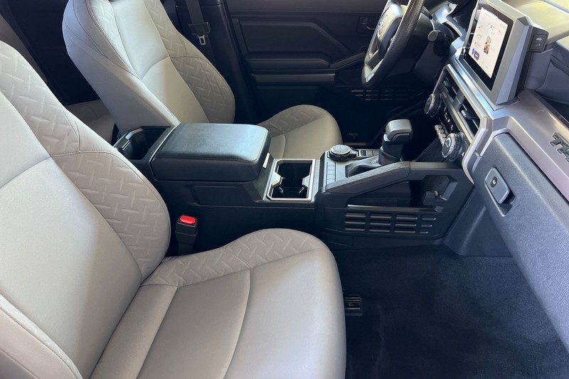 Toyota Tacoma 4WD Vehicle Full-screen Gallery Image 15