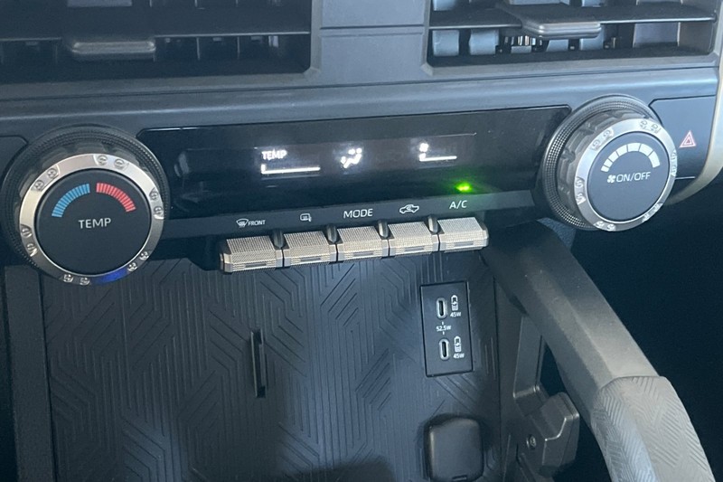 Toyota Tacoma 4WD Vehicle Full-screen Gallery Image 19