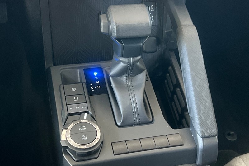 Toyota Tacoma 4WD Vehicle Full-screen Gallery Image 20