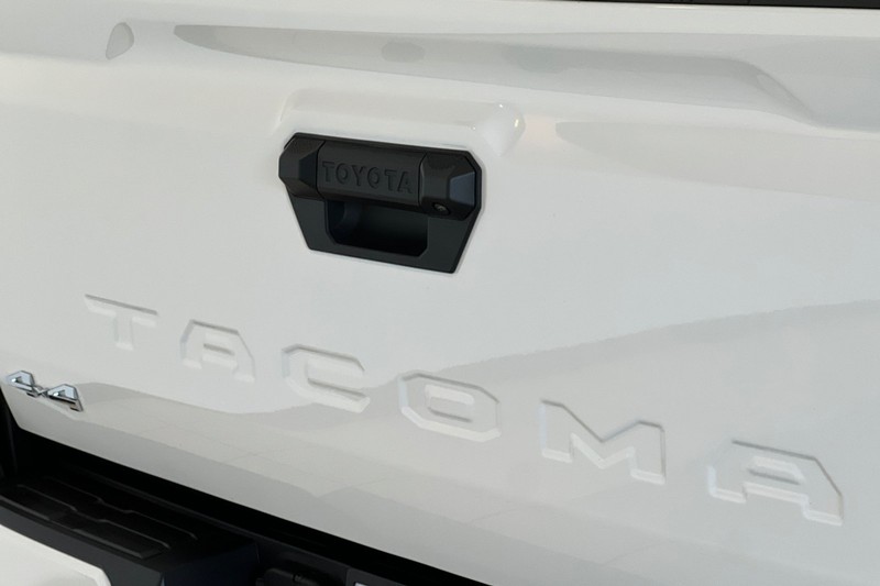 Toyota Tacoma 4WD Vehicle Full-screen Gallery Image 26