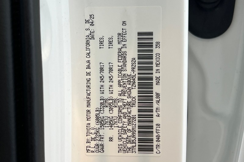 Toyota Tacoma 4WD Vehicle Full-screen Gallery Image 28