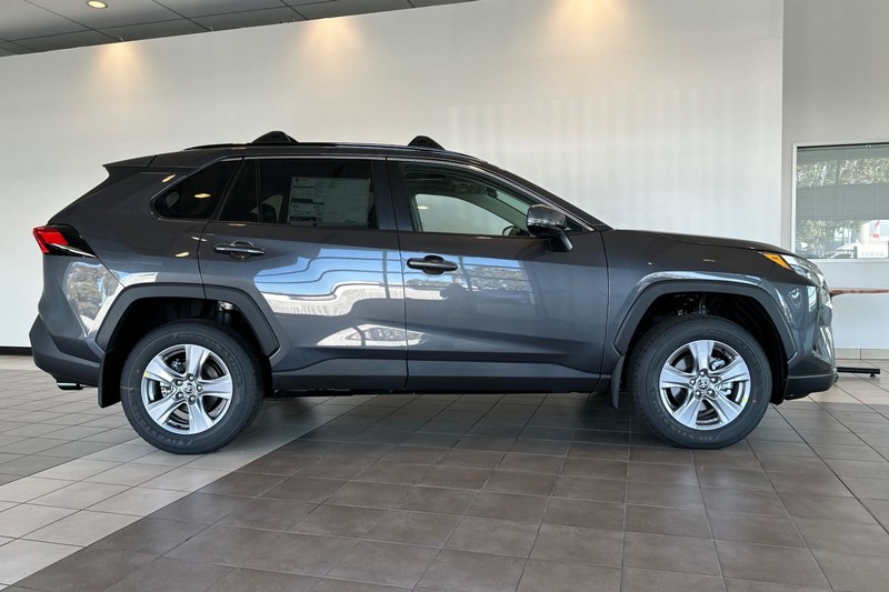 Toyota RAV4 Vehicle Full-screen Gallery Image 04