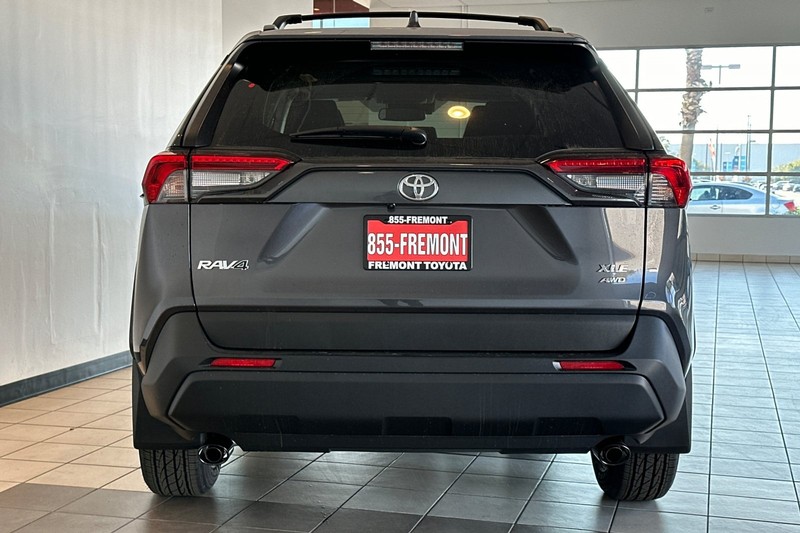 Toyota RAV4 Vehicle Full-screen Gallery Image 06