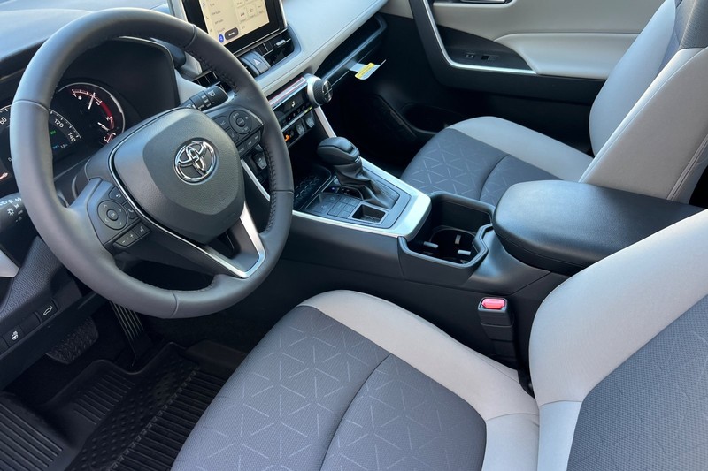 Toyota RAV4 Vehicle Full-screen Gallery Image 08