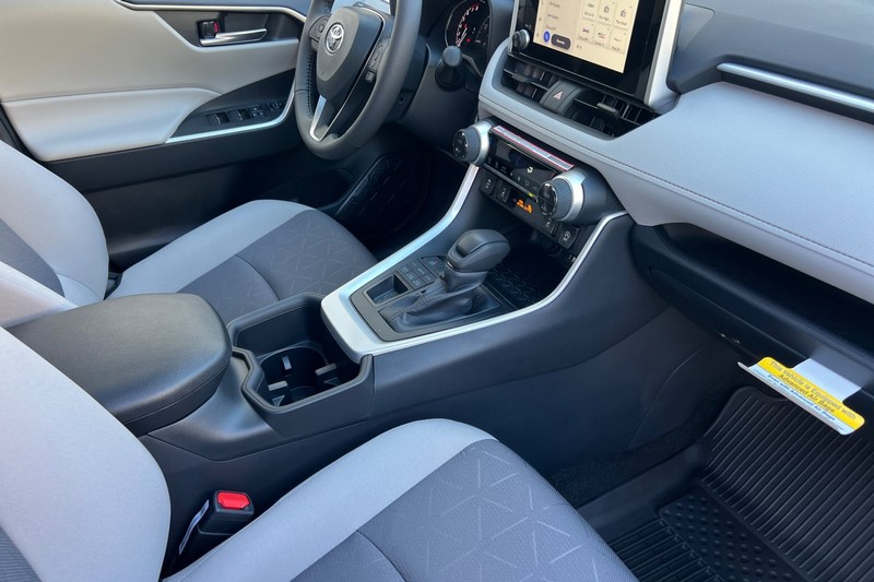 Toyota RAV4 Vehicle Full-screen Gallery Image 14