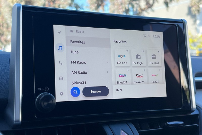 Toyota RAV4 Vehicle Full-screen Gallery Image 16