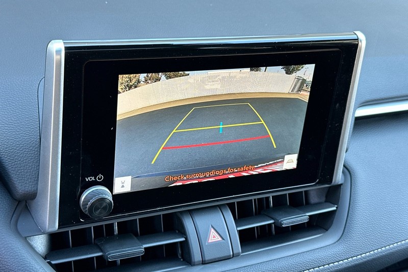 Toyota RAV4 Vehicle Full-screen Gallery Image 17