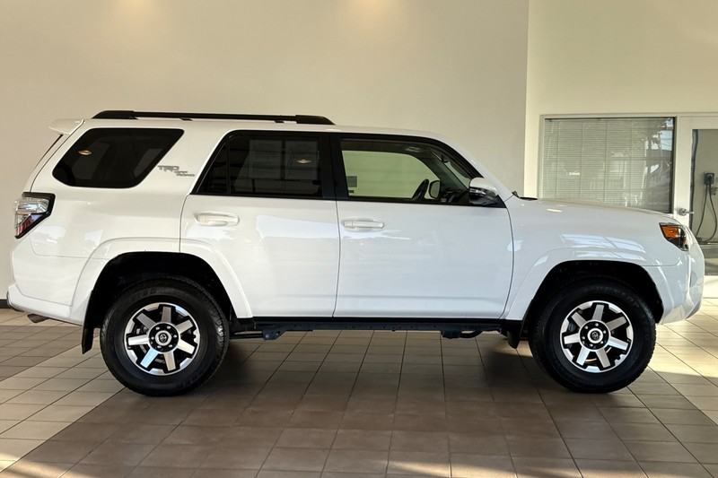 Toyota 4Runner Vehicle Full-screen Gallery Image 03