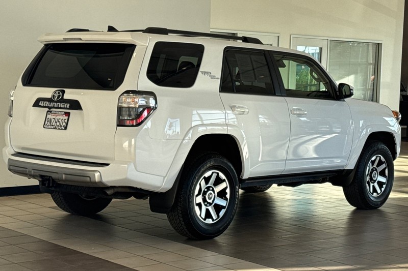 Toyota 4Runner Vehicle Full-screen Gallery Image 04