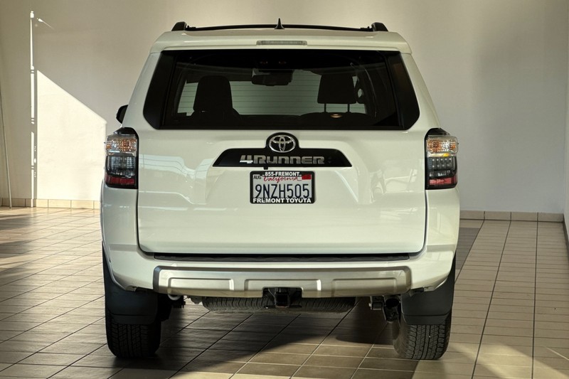 Toyota 4Runner Vehicle Full-screen Gallery Image 05
