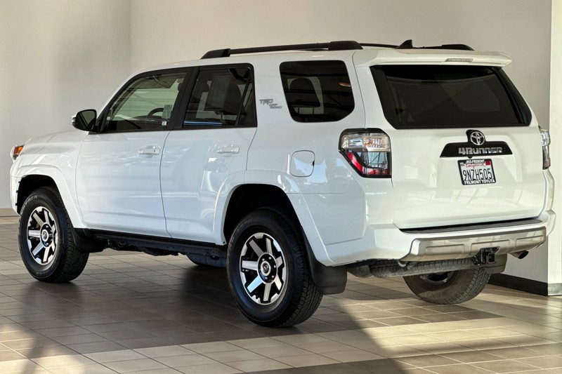 Toyota 4Runner Vehicle Full-screen Gallery Image 06