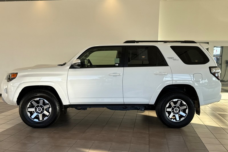 Toyota 4Runner Vehicle Full-screen Gallery Image 07