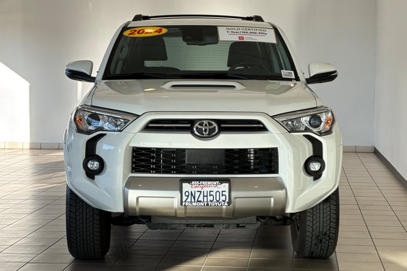 Toyota 4Runner Vehicle Full-screen Gallery Image 09