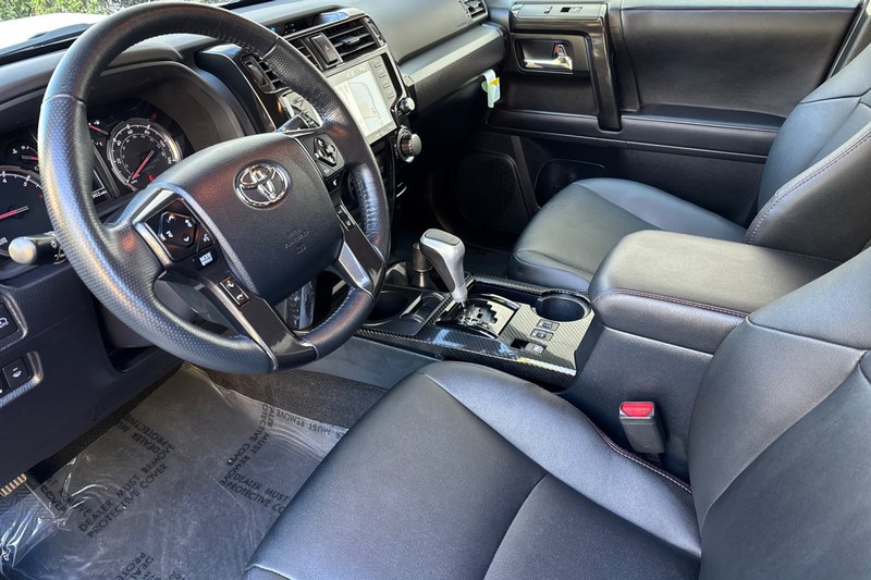 Toyota 4Runner Vehicle Full-screen Gallery Image 10