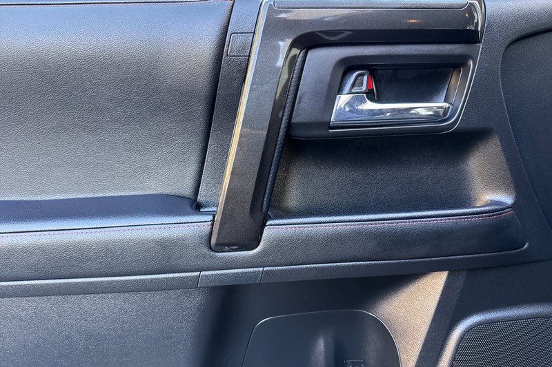 Toyota 4Runner Vehicle Full-screen Gallery Image 11