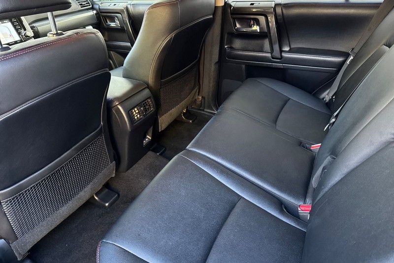 Toyota 4Runner Vehicle Full-screen Gallery Image 12