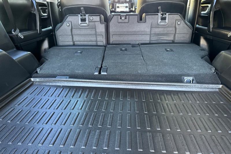 Toyota 4Runner Vehicle Full-screen Gallery Image 15