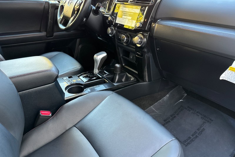 Toyota 4Runner Vehicle Full-screen Gallery Image 16