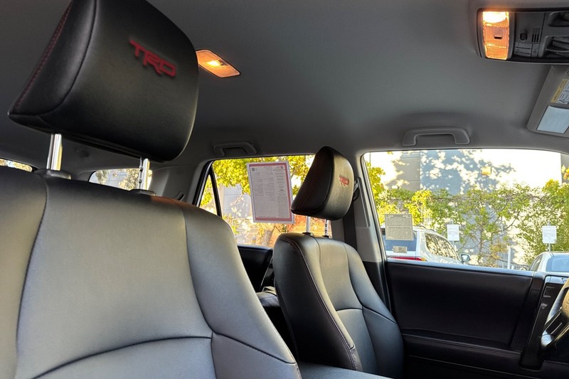 Toyota 4Runner Vehicle Full-screen Gallery Image 17