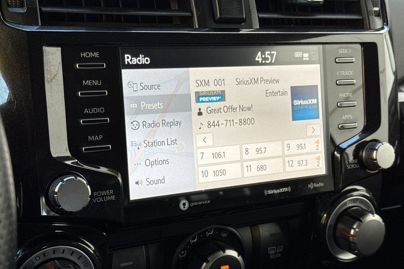 Toyota 4Runner Vehicle Full-screen Gallery Image 18