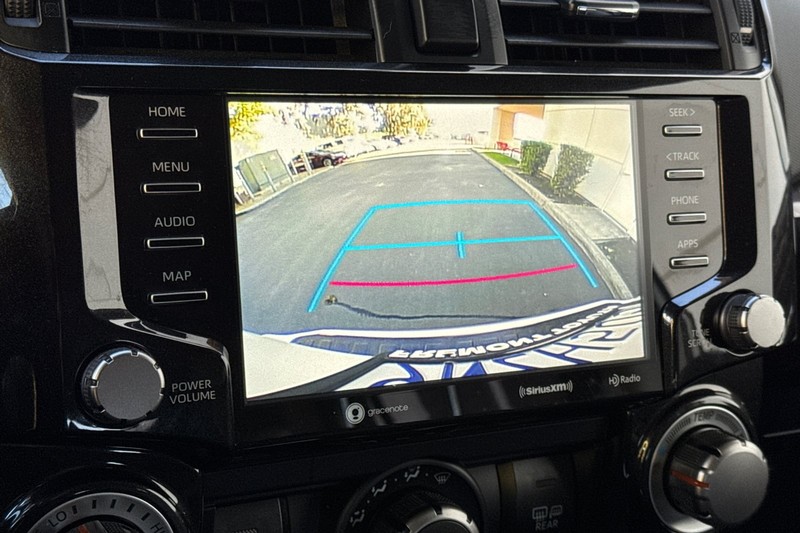 Toyota 4Runner Vehicle Full-screen Gallery Image 20