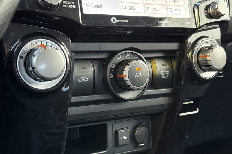 Toyota 4Runner Vehicle Full-screen Gallery Image 21