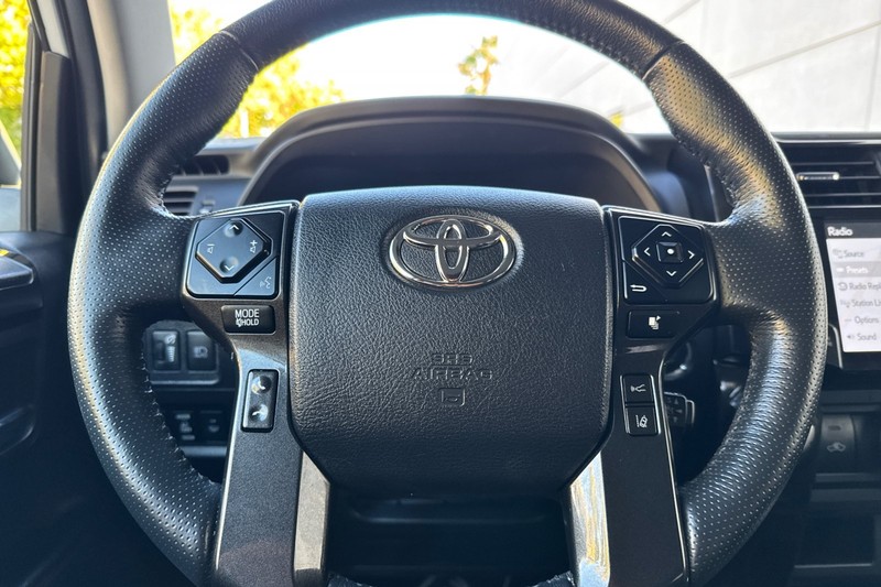 Toyota 4Runner Vehicle Full-screen Gallery Image 24