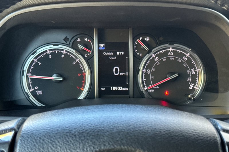 Toyota 4Runner Vehicle Full-screen Gallery Image 25