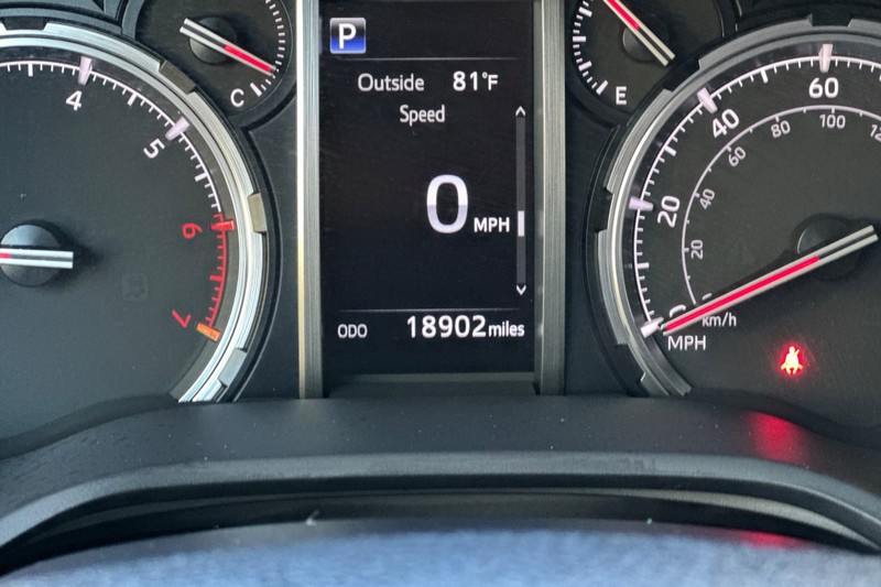 Toyota 4Runner Vehicle Full-screen Gallery Image 26