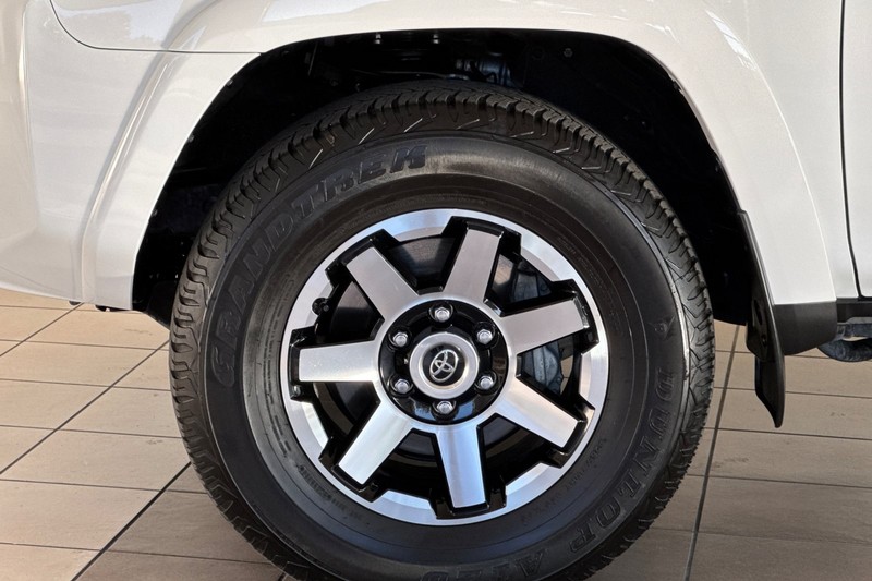 Toyota 4Runner Vehicle Full-screen Gallery Image 27