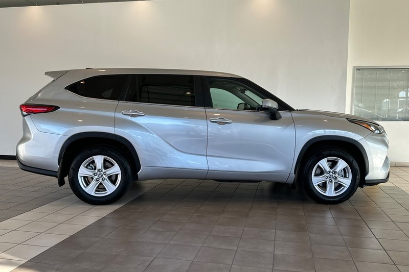 Toyota Highlander Vehicle Full-screen Gallery Image 03