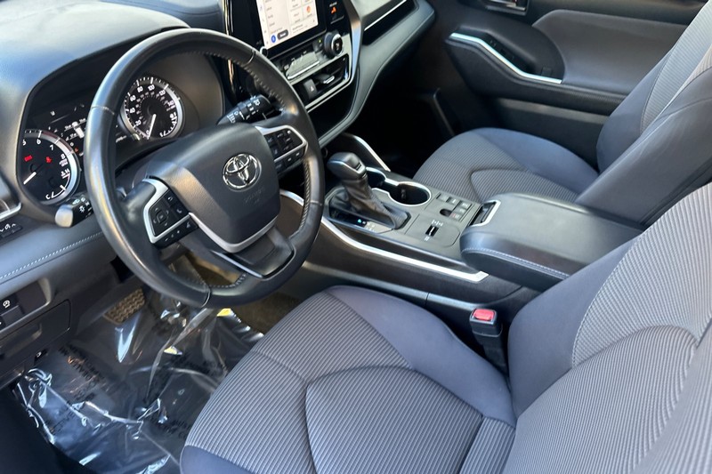 Toyota Highlander Vehicle Full-screen Gallery Image 10
